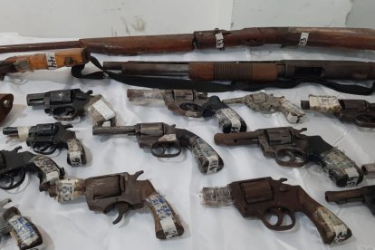 Entre el armamento incautado por la Policía constan revólveres, pistolas, cartucheras, entro otros.