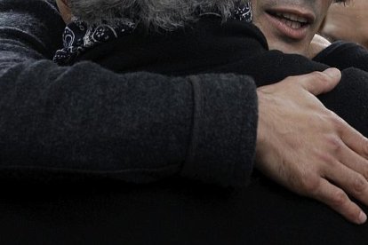 Los abrazos por mucho tiempo deben con las caras cruzadas y sin besos.