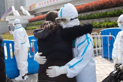 Los abrazos no pueden ser por más de 10 segundos, según la OMS.