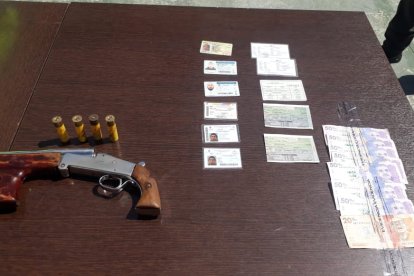 Entre las evidencias que se encontraron estaba un arma de fuego con tres cartuchos sin detonar.