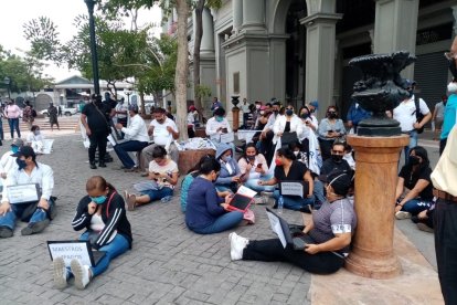 Los manifestantes llevaron sus computdores portátiles para trabajar vía on line mientras protestaban.