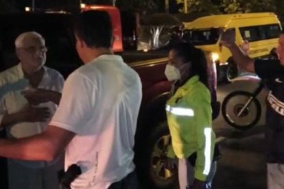 Momentos en que la policía retiene al político y empresario Alfredo Adum.