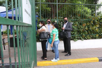 La madre de Salcedo, Katty Bonilla, ingresó al hospital para ver a su hijo.