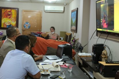 Durante la toma de versión, mediante videoconferencia.