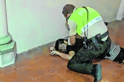 En esta gráfica, proporcionada por la familia del fallecido, se observa cuando ya estaba muerto.