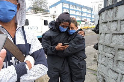Ángel Sánchez y su esposa Bárbara Salazar se abrazaban afuera de la morgue en Quito.