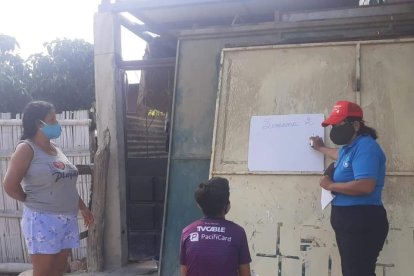 La profesora prefiere dar clases en los exteriores de las casas para evitar el contagio.