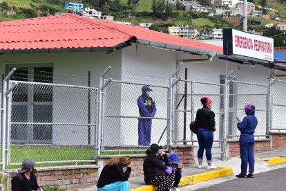 En el Enrique Garcés las personas esperan a la intemperie.