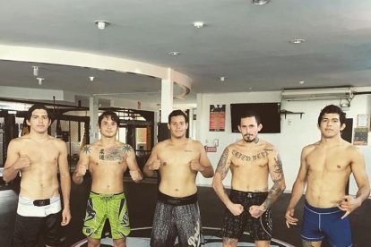 Juan Andrés Luna (pantaloneta azul) es amigo de Chito Vera (segundo desde la derecha).