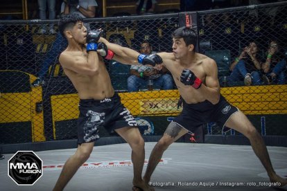 Juan Andrés Luna (d), en su última pelea que se dio en Perú, el año anterior