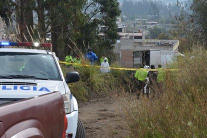 La señora habría salido en la madrugada, sacado a las niñas y después se ahorcó.