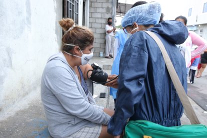 María Vélez tuvo que ser atendida por dos enfermeras de un centro de salud cercano, luego de ver su mercadería quemada.