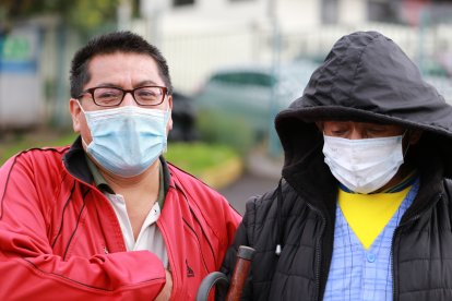 Un adulto mayor llega convaleciente para ser atendido.