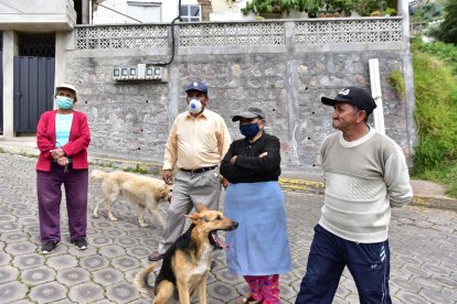 Adultos mayores piden pruebas de coronavirus y ayuda para poder alimentarse.
