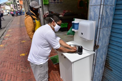Locales aledaños al mercado San Roque colocaron lavabos portátiles en la entrada.
