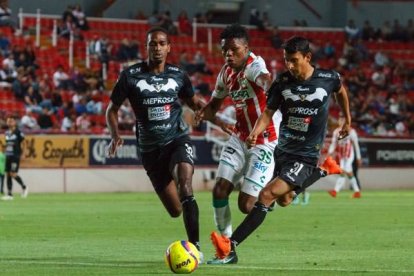 En 2018 Brayan Angulo (c) militó en el Necaxa de México.