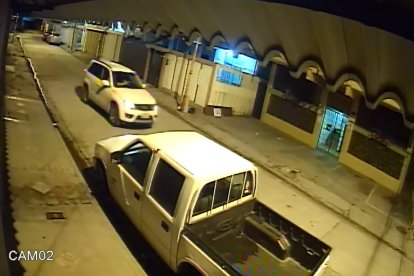 El miércoles, otro grupo de hampones, quienes se movilizaban en un vehículo (el de la izquierda), asaltaron a una pareja.