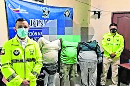 Los tres sospechosos fueron puestos a órdenes de las autoridades, que decomisaron un celular.