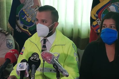 El capitán Andrés Valdiviezo, jefe de la Dinased de Santa Elena, dijo que el crimen presuntamente se debió a un hecho sentimental.