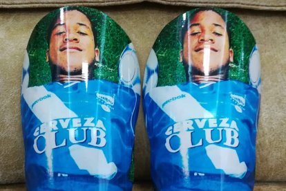 Jordy Tenorio utliza unas canilleras donde tiene plasmada la foto de su papá, Otigol.