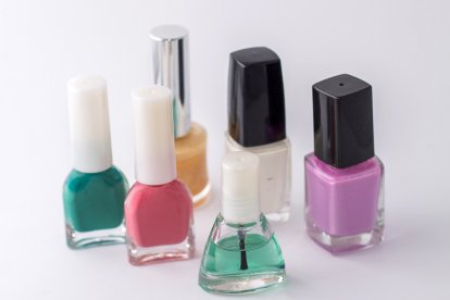 Los esmaltes oscuros solo harán que las uñas guarden la suciedad.