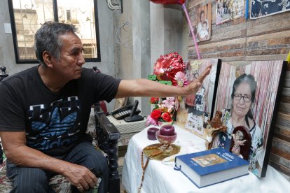 Un pequeño sitio de oración para Luzmila fue construido en la sala de la casa familiar.


PERIODISTA :GELITZA ROBLES 



FECHA : 18/06/2020 



Agencia (ag-extra)