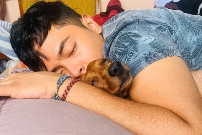 Es una de las imágenes compartidas por su amigo, Paúl. Javier duerme con Rafaela, una perrita.