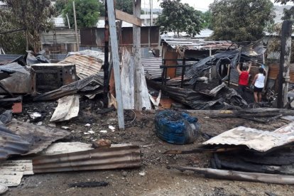 La desesperación embarga a los afectados, tras la perdida de todos sus enseres.