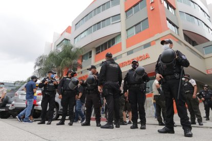 Una fila de policías custodiaba la clínica donde llegó el Prefecto.