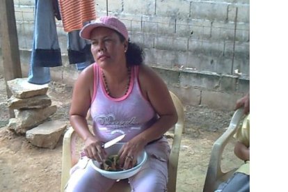 Su madre, Carmen Lizcano, atiende un negocio de comida en Venezuela.