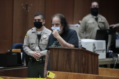 Ron Jeremy (C) en su primera aparición en el Tribunal Penal del centro de Los Ángeles.
