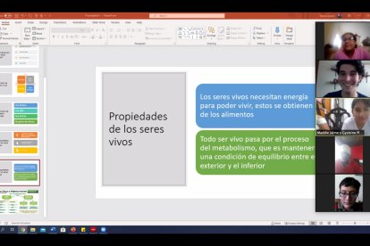 Con material didáctico los jóvenes tutores dan sus clases, como esta que es sobre los seres vivos.