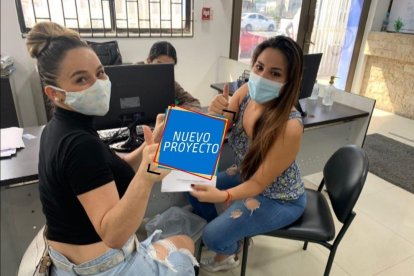 Fernanda y Mayra cuando firmaron los acuerdos del nuevo emprendimiento.