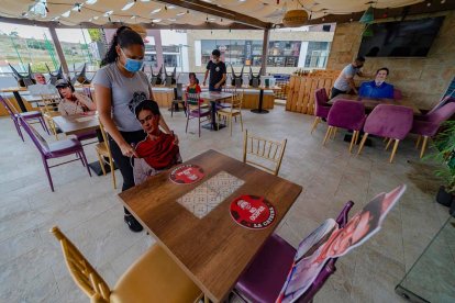 En los locales de comida, también están poniendo señalética para respetar el distanciamiento.