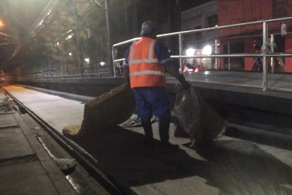 Personal de la Fundación Metrovía retiró colchones viejos y basura que habían llevado los indigentes a las paradas sin terminar.