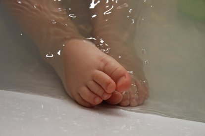 El vínculo entre el niño y su mamá es uno de los beneficios del tiempo del baño.
