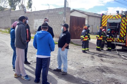 Los moradores se reunieron luego del incendio para observar los daños. Piden que la empresa se retire del lugar.