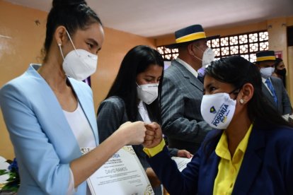 Yilda Rivera (izq.) fue una de las autoridades nacionales que asistieron al acto.