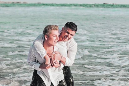 Mauricio Herrera y su esposo Bartolomé, que es diseñador de moda.