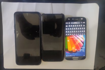 Al momento de la detención la Policía incautó estos tres celulares.