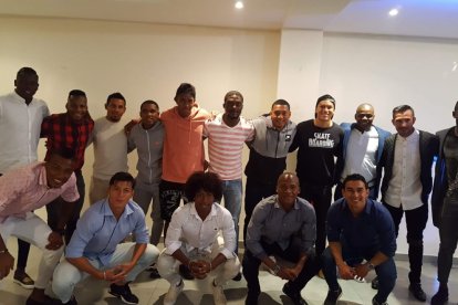 Narciso Mina junto a varios jugadores activos que pertenecen a Atletas de Cristo.