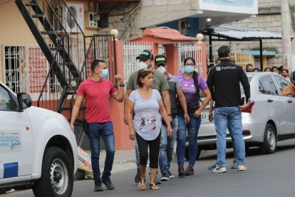 Ayer, agentes policiales acudieron al lugar para investigar cómo ocurrió el crimen.
PERIODISTA :STALIN CARRION
FECHA : 28/06/2020
Agencia (ag-extra)