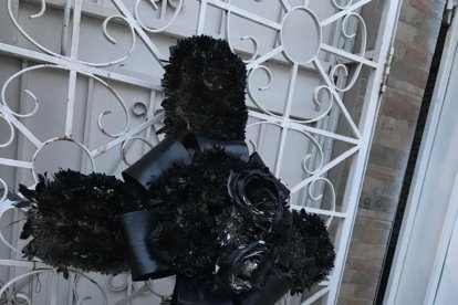 La cruz de rosas negras que recibió Selena en su casa.