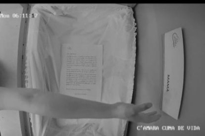 Las cámaras captan las manos de la madre cuando agarra una carta.