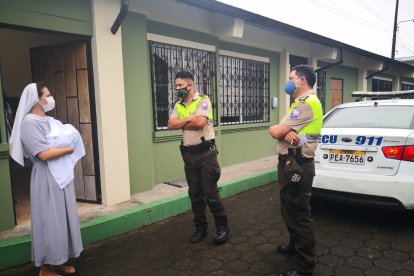 La Policía llegó luego de que la hermana Carmela reportara que un bebé fue dejado en la cuna.