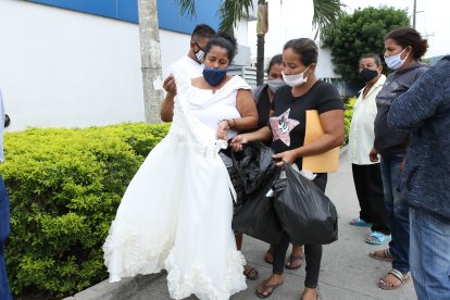 Familiares de los fallecidos compraron la ropa con la que fueron sepultados. 


Familiares de los fallecidos compraron la ropa con la que fueron sepultados. 
GERARDO MENOSCAL
Agencia (ag-expreso)