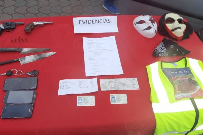 Entre los elementos incautados a los ladrones había armas blancas y armas de fuego.