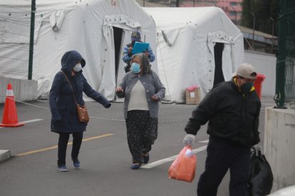 En la parte oriental de la casa de salud, las personas que cumplieron su cuarentena son llevadas a casa por sus familiares.