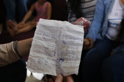 Este es el papel que la más pequeña de las niñas entregó a su madre.