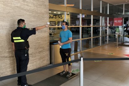 En el CityMall se toma la temperatura a la entrada del centro comercial.